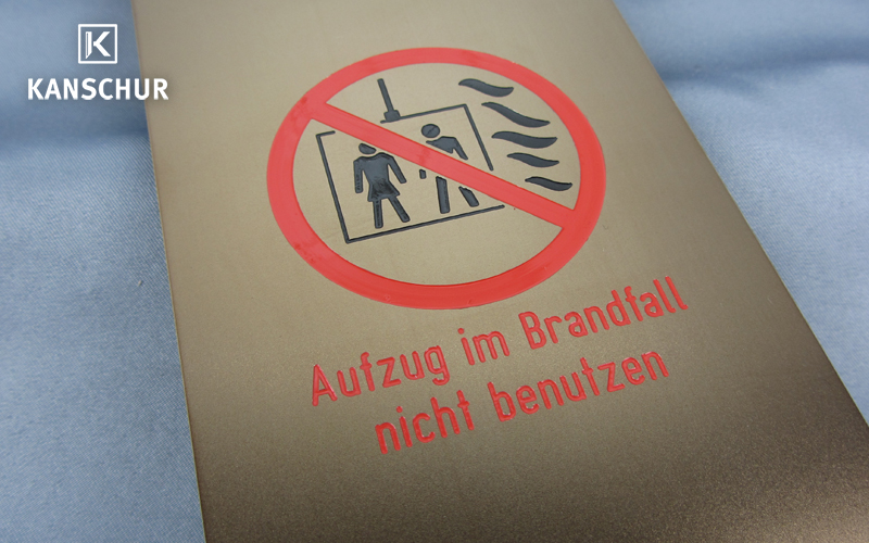 graviertes Messingschild mit vertiefter Fräsgravur und farbig ausgelegt