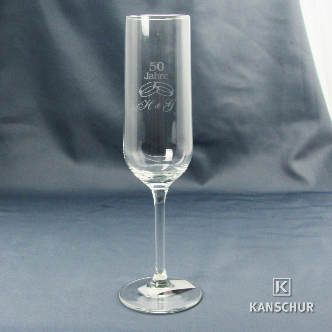 Glasgravur auf einem Sektglas