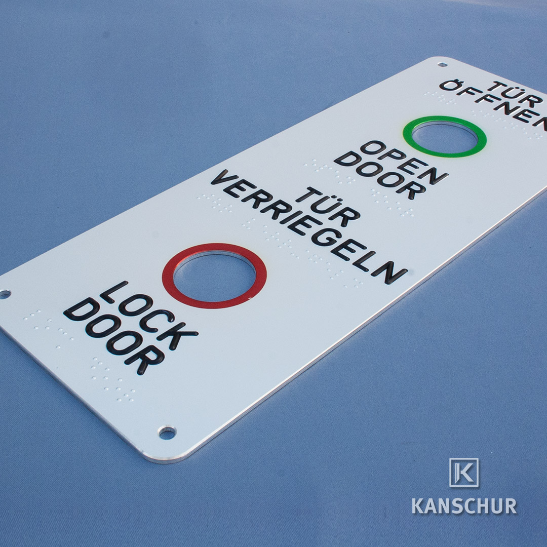 Frontblende aus Aluminium im Eloxaldruck mehrfarbig bedruckt und mit Brailleschrift geprägt