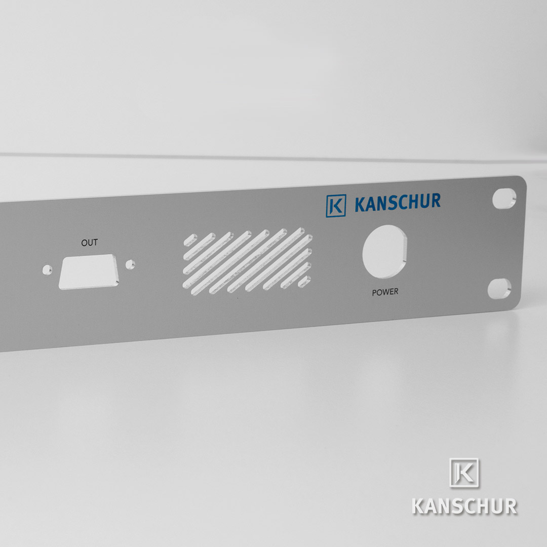 Frontblende im Eloxalunterdruck bedruckt mit chromatierter Rückseite, Einpressbolzen und Einpressmuttern