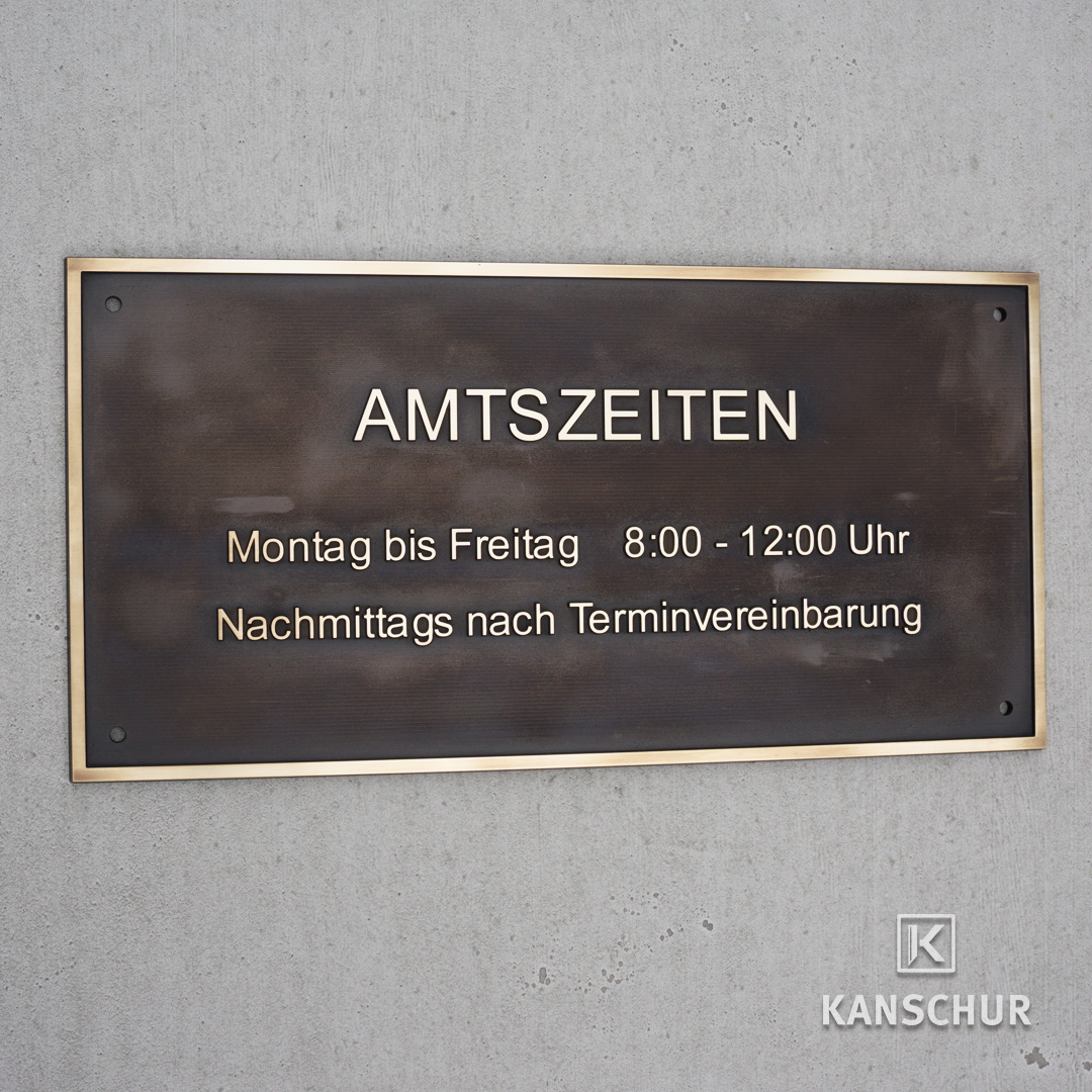 Messingschild patiniert mit erhabender Fräsgravur