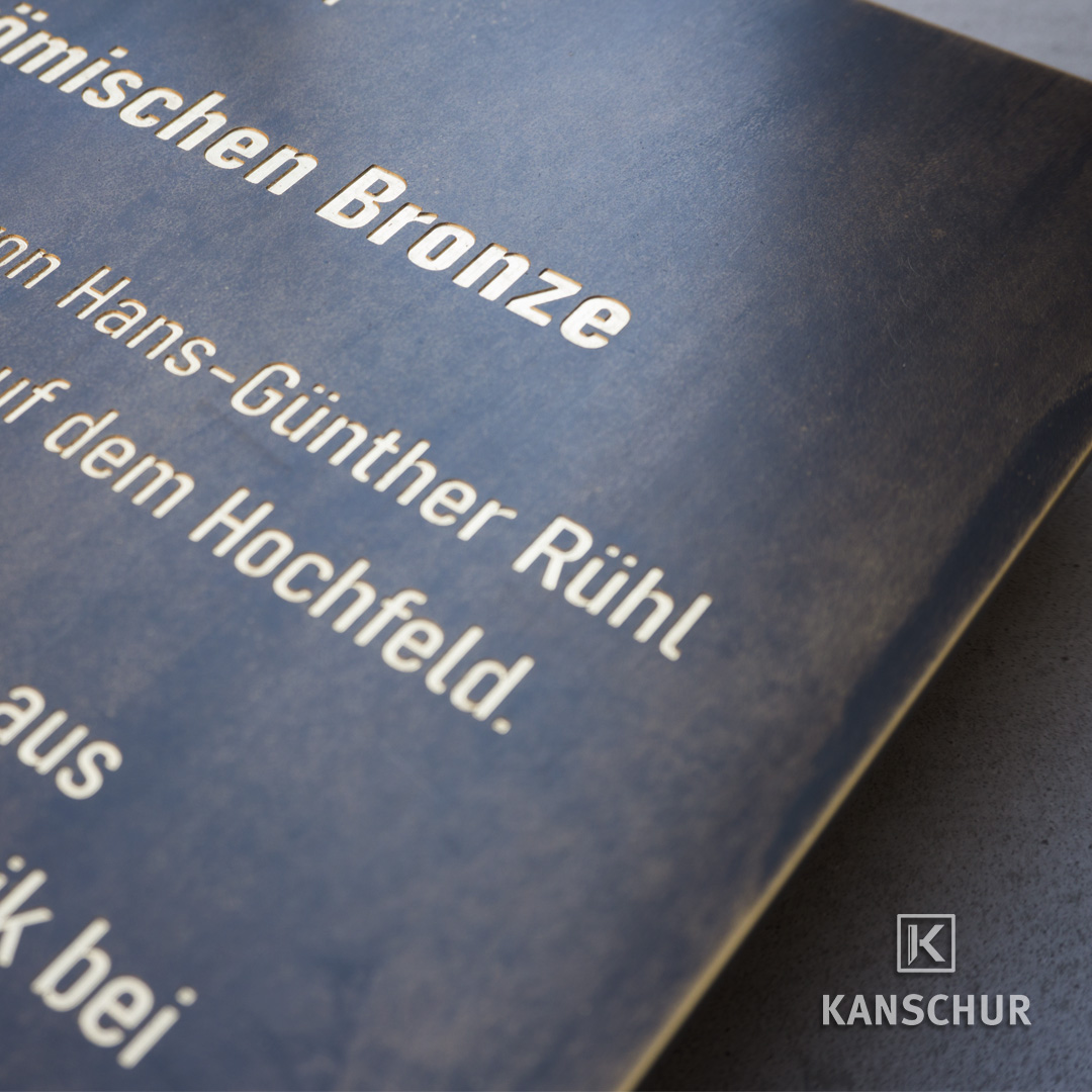Detailfoto vom Messingschild patiniert ohne Farbgebung