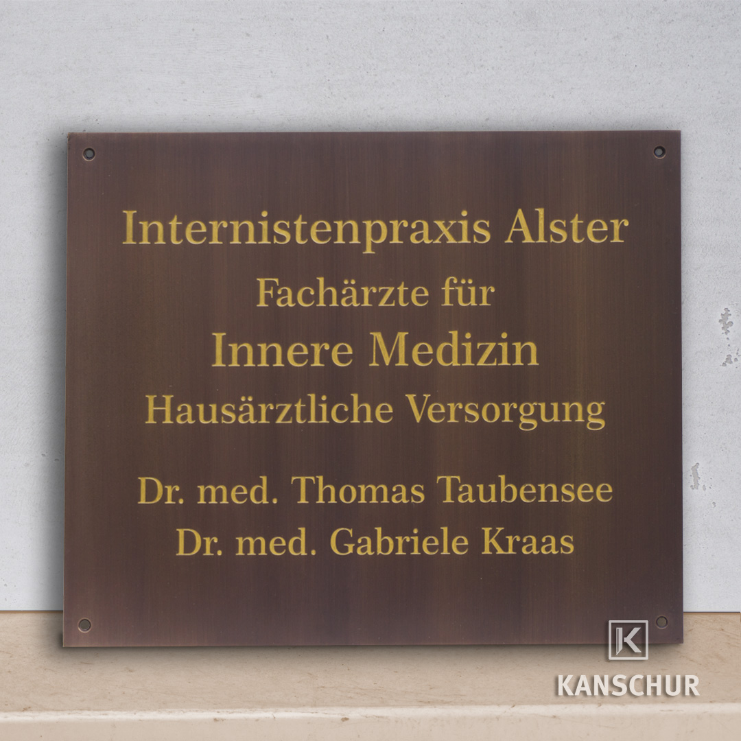 Praxisschild aus Messing patiniert mit goldener farblicher Hinterlegung